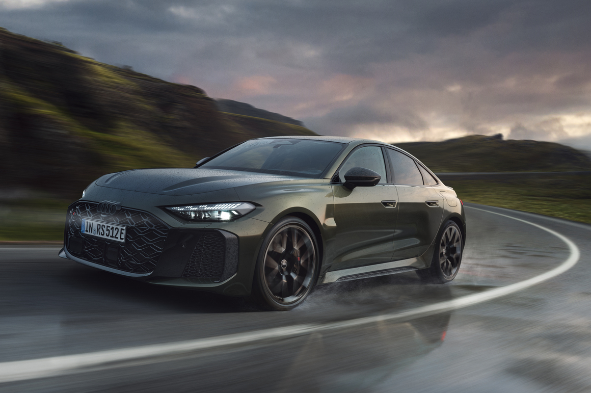 アウディ 新型RS 5の外観(フロント・走行シーン)