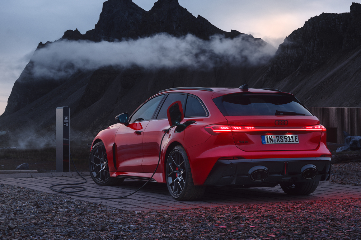 アウディ 新型RS 5 Avantの充電シーン(リヤ)