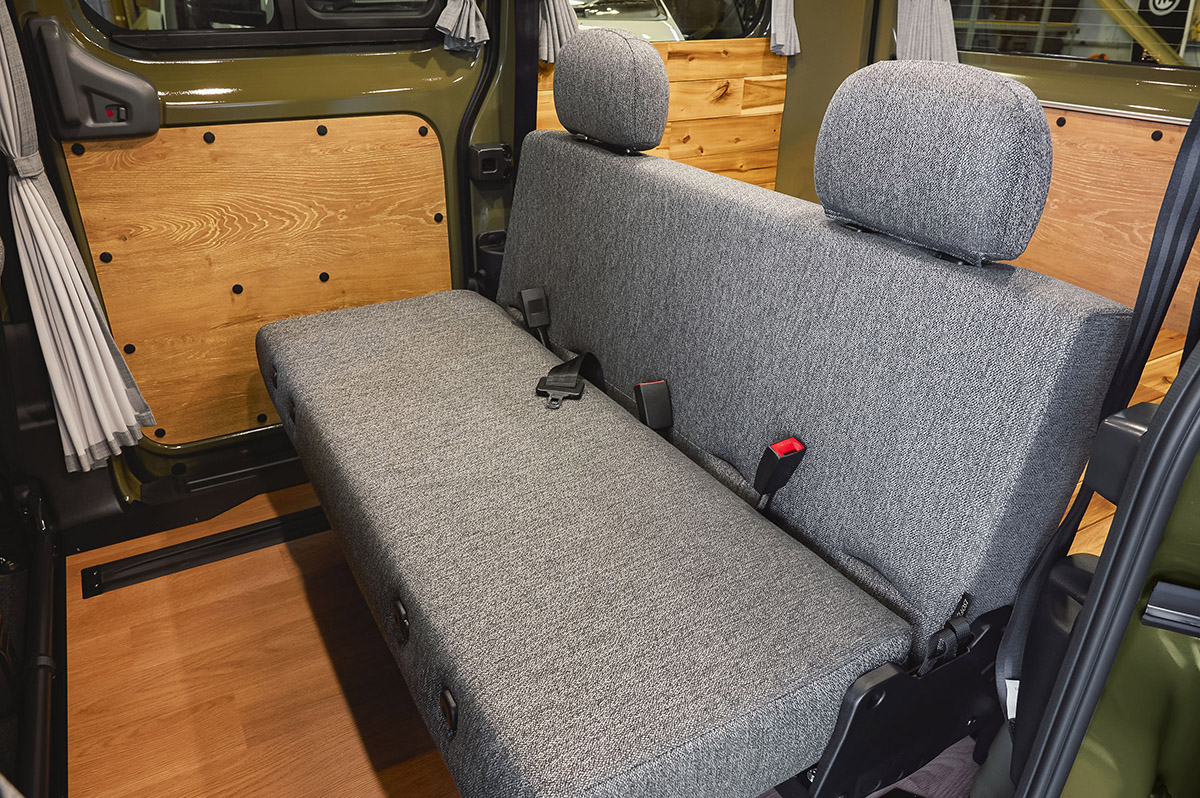 ゴードンミラー GMLVAN C-01のセカンドシート(REVOシート)と木目の内装