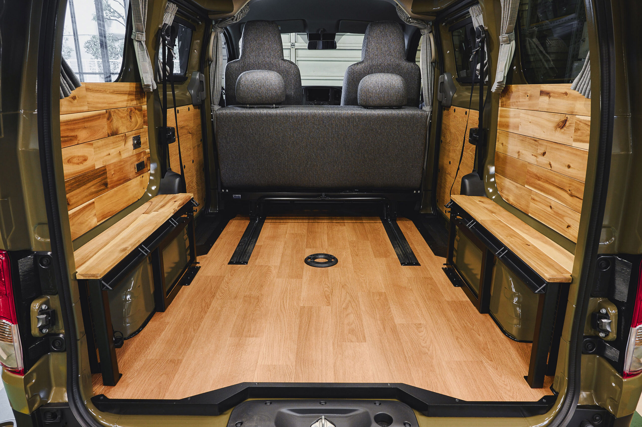 ゴードンミラー GMLVAN C-01のラゲッジスペース(木目のクッションフロア)