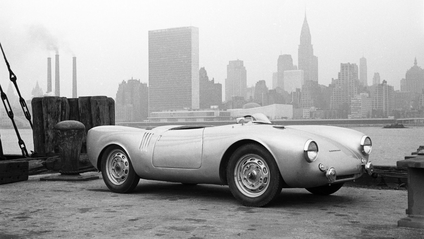 1953年にニューヨークで撮影されたポルシェ550スパイダー