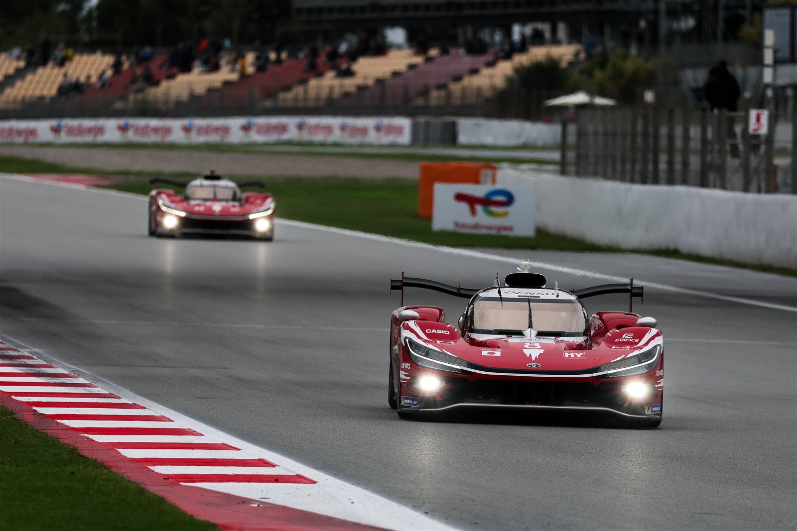 トヨタ TR010 HYBRIDがコースを走る様子(WECバルセロナ6時間)
