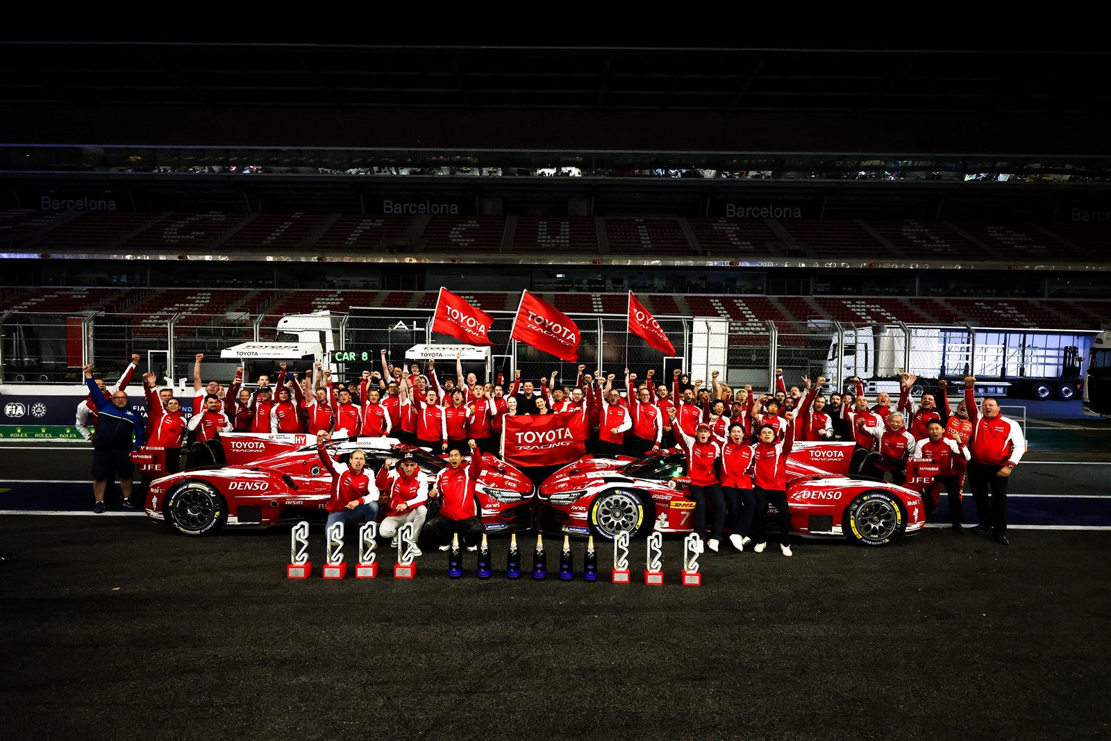 マニュファクチャラーズタイトル獲得を祝うTOYOTA RACINGのチームとTR010 HYBRID